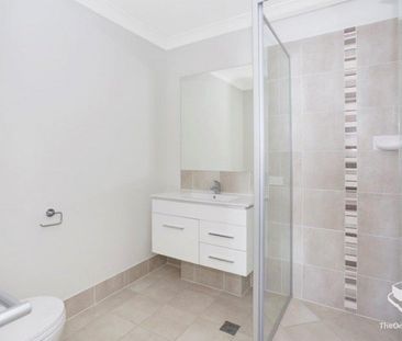 3 BED, A/C, MINUTES TO GATEWAY Large living space unit, gas cooktop... - Photo 3