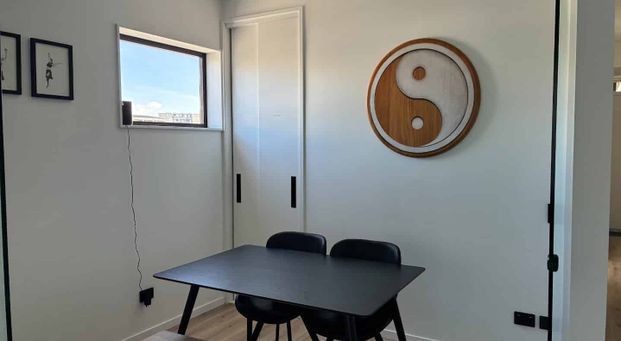 Step out to Victoria Park and the Viaduct. - Photo 1