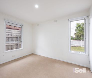 FAMILY-FRIENDLY LIVING WITH FLEXIBLE ZONES - Photo 6