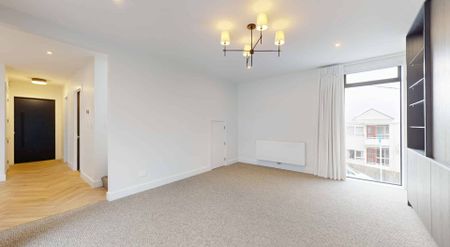 STUNNING AND CENTRAL - Photo 2