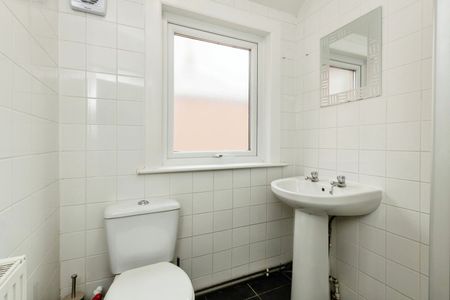 5 Bed Semi-Detached House, Rolleston Drive, NG7 - Photo 2