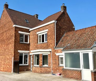 Ruime charmante woning met drie slpk. in Waregem - Photo 2