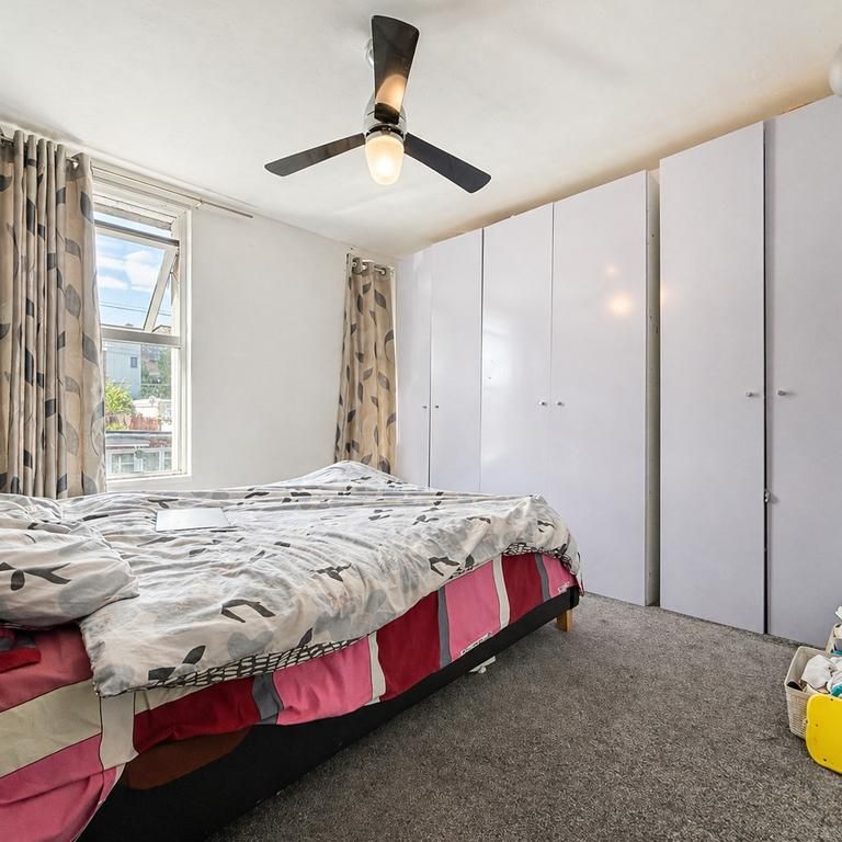 4 bedroom end of terrace house to rent - Photo 1