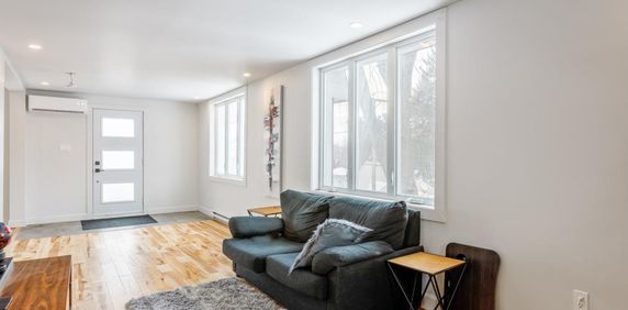 duplex entièrement rénové offre confort, modernité et emplacement stratégique. 🏢 4 ½ (2e étage) - Photo 2