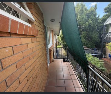 Partly Furnished Convenient Living in the Heart of Annerley - Photo 3