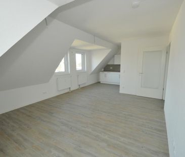 Schöne 2 Zimmer Wohnung Im DG mit Balkon! - Foto 1