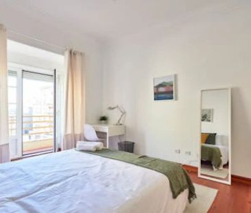 Room in a shared 6-bedroom apartment for rent in Lisbon - Photo 3
