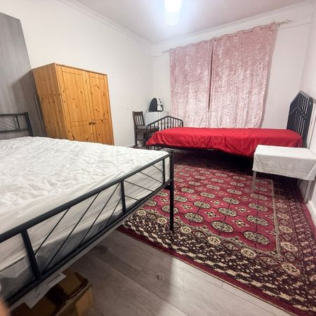 Room in a Shared Flat, Loxford Road, IG11 - Photo 3