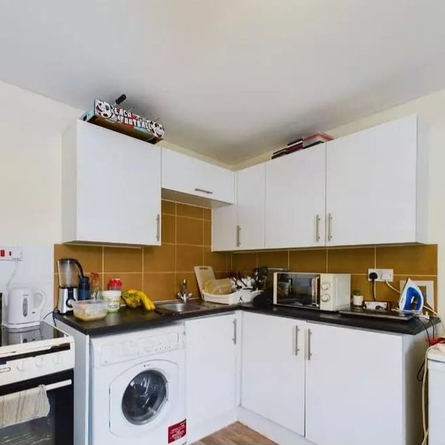 1 Bed Flat, Cardigan Gardens, LU1 - Photo 1