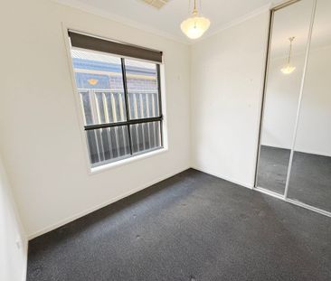 Three bedroom entertainer with two living areas in perfect location! - Photo 6