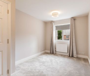 Queens Ride, Crowthorne, RG45 - Photo 4