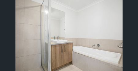 Three-bedroom townhouse - Photo 2