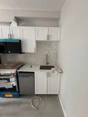 240 Blackburn - Photo 2