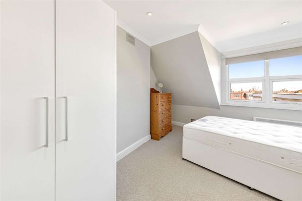 A charming three bedroom flat in the sought after Nightingale Triangle. - Photo 1