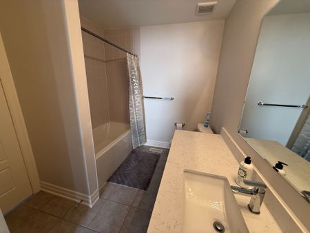 For Lease - 30 Vantage Loop Avenue, Newmarket, Ontario - Photo 4