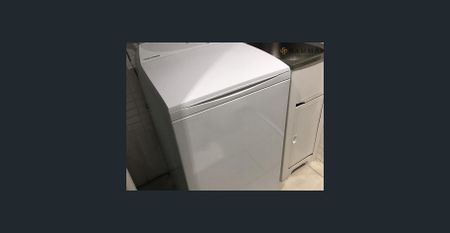 Elevated Luxury on the Yarra: 2-Bed Furnished Southbank Apartment with Modern Amenities & Balcony! - Photo 4