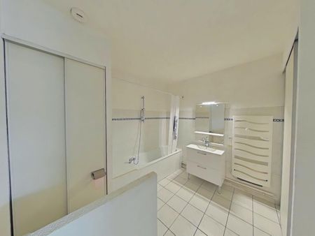 Location Appartement 3 pièces 73m² ROMANS SUR ISERE 26100 - Photo 4