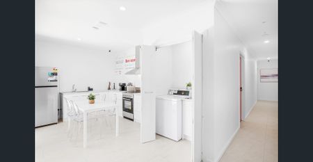 Fully furnished studio with all bills included! - Photo 5