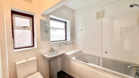 4 bedroom detached house to rent - Photo 2