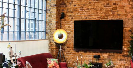 Stunning warehouse conversion boasting a fantastic internal specification and a great location adjacent to trendy Bermondsey Street and London Bridge station. - Photo 2