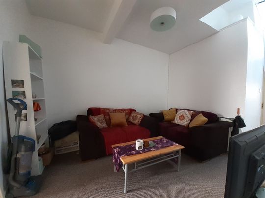Room in a Shared Flat, Upper Brook Street, M13 - Photo 1
