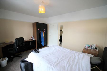 3 bedroom private hall to rent - Photo 3