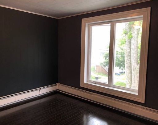 Kline - 1 Bedroom Upper Level Flat just off Quinpool! - Photo 1