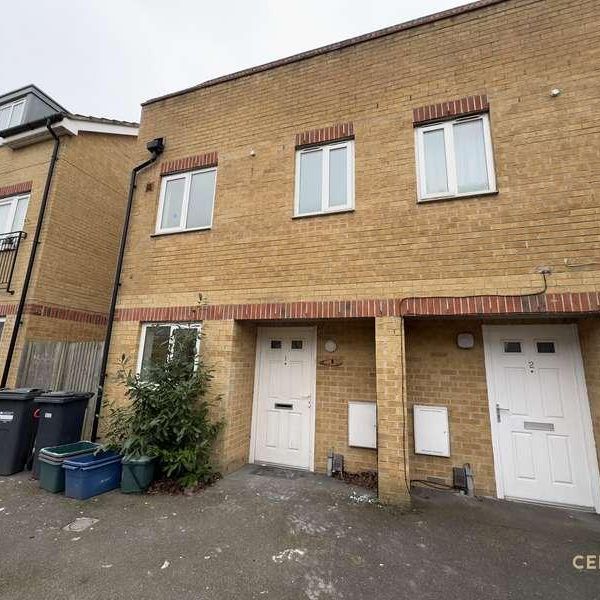 St. Giles Close, Hounslow, TW5 - Photo 1