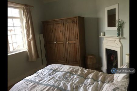 3 bedroom semi-detached house to rent - Photo 4