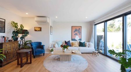 Modern Three Bedroom Townhouse for Rent! - Photo 2