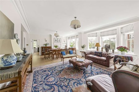 Elegant, fully refurbished 3 bedroom apartment, in this very sought after mansion block, adjoining the Heath. - Photo 3