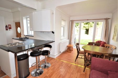 6 bedroom detached house to rent - Photo 2