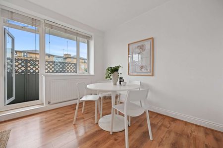 Smart newly refurbished 2 bedroom flat in this desirable 1930's block. - Photo 2