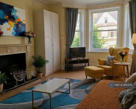 3 bedroom flat to rent - Photo 4