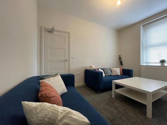 3 bedroom private hall to rent - Photo 1