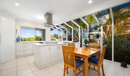 Comfortable Family Living in a Prime Hollywell Location - Photo 5