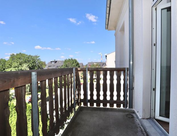 Ruhige Lage • Balkon • 3-Raum • Nussbaumlaminat • praktischer Grundriss • Bad mit Wanne • zur Miete - Foto 1