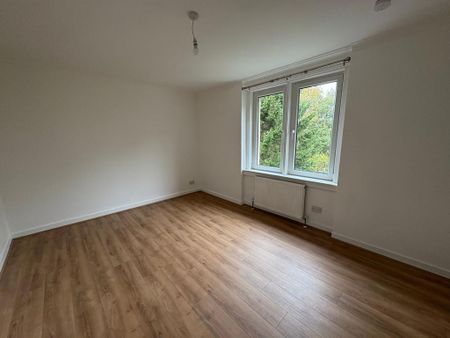 3 bedroom flat to rent - Photo 2