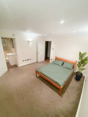 Room in a Shared Flat, Couples Allowed, SE10 - Photo 1