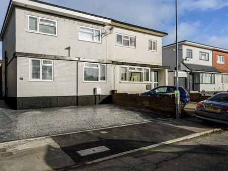 Beautiful new shared house in walking distance to QA Hospital - Photo 2