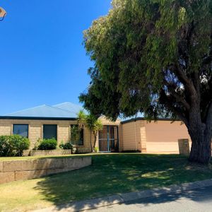 Coastal Charm & Comfort Just 200m from Avalon Bay - Photo 3