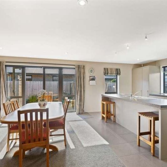 Easy care three bedrooms modern house - Photo 1