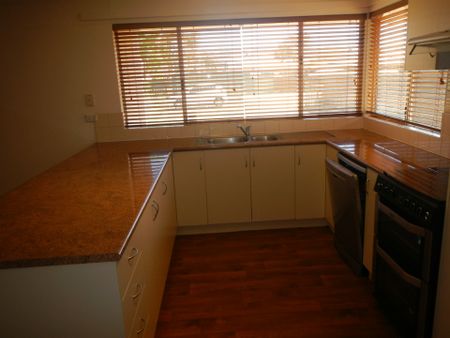 4 BEDROOM, 1 BATHROOM HOUSE IN SADADEEN WITH LOTS OF FAMILY FRIENDLY SPACE - Photo 4