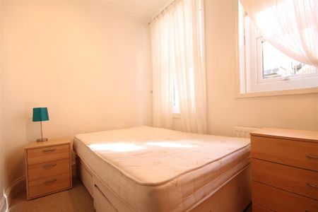 3 bedroom flat to rent - Photo 2