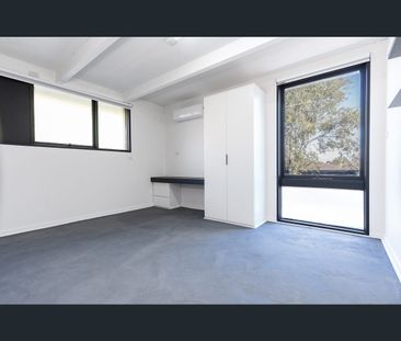 8/24 Hawthorn Road, Burwood East, Vic 3151 - Photo 3