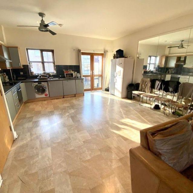 3 bedroom flat to rent - Photo 1