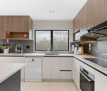 Superb Living - Unbeatable Location - Photo 4