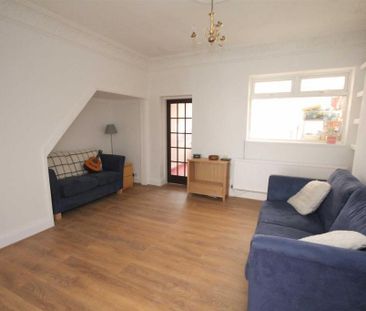 4 bedroom private hall to rent - Photo 1