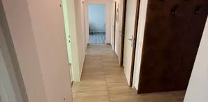 Ruhige 3-Zimmer-Wohnung mit Loggia, Garage und perfekter Verkehrsanbindung - Photo 2