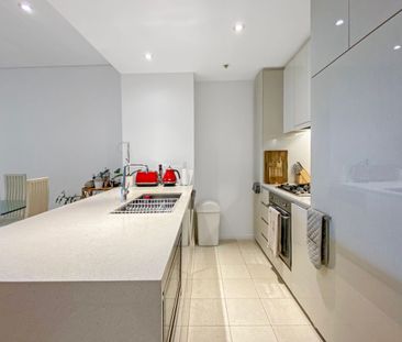 Spacious and sun filled apartment with easy access to all conveniences - Photo 5